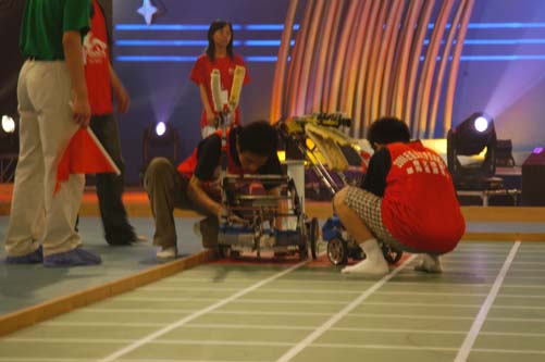 老王论坛
赛队针对比赛规则设计制作了出击速度快、夹持“奶酪”稳的小机器人