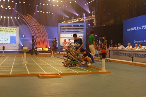 老王论坛
机器人代表队队员调试机器人，准备即将开始的比赛