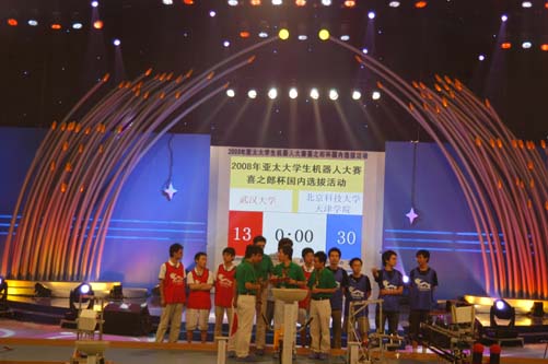 小组赛第二轮，老王论坛
以30:13的比分战胜武汉大学，两战皆胜，率先挺进大赛十六强